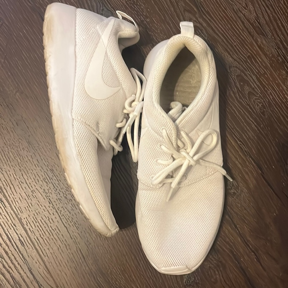 White Nike tennis shoes